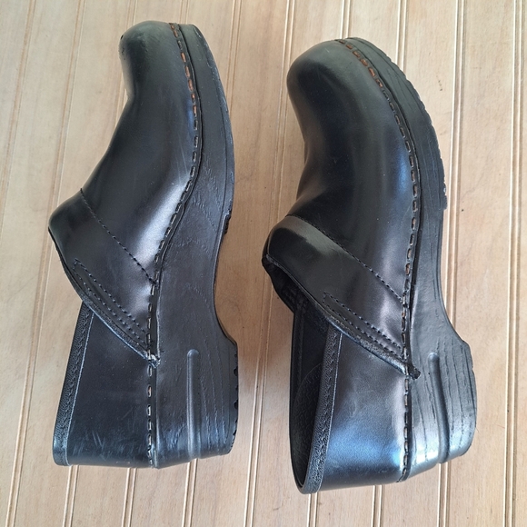 Dansko Professional Slip Resistant Comfort Waterproof Black Leather Clogs - Picture 8 of 9